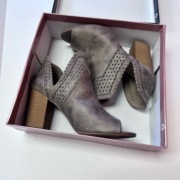 Fergie Harrison Suede Leather Doe Open Toe Bootie Block Heel Size 11 M - Picture 2 of 10